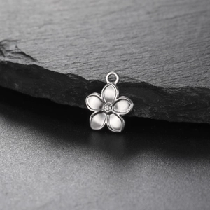 Minimalist silver flower pendant in stainless steel with a delicate five-petal design