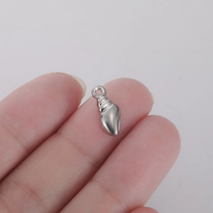 Macro d'un pendentif étoile de mer argenté poli pour bijoux DIY sur un doigt