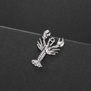 Pendentif homard en acier inoxydable poli montrant les détails de la coque et des pinces