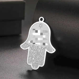 Pendentif Main de Fatma avec étoile de David et relief urbain en acier inoxydable