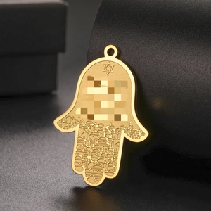 Pendentif main de Hamsa doré avec placage à l'or 18 carats et gravures religieuses
