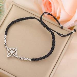 Detail eines gewebten Seilarmbandes mit verstellbarem keltischen Knoten aus Edelstahl