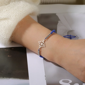 Verstellbares königsblaues geflochtenes Seilarmband mit silbernem Keltenknoten