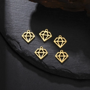 Vue détaillée de cinq pendentifs évidés en forme de diamant en acier doré brillant