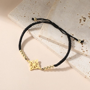 Detailaufnahme des handgefertigten schwarzen geflochtenen Armbands mit keltischem Knoten