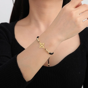 Bracciale regolabile in cordino nero con ciondolo a nodo di strega in acciaio dorato