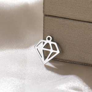 Pendentif en acier inoxydable en forme de diamant évidé sur fond de soie luxueux