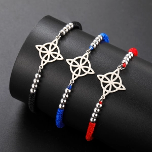 Verstellbare Webarmband-Set mit keltischen Knoten-Anhängern in Rot, Schwarz und Blau