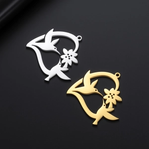Détail des breloques cœur et colibri ajourées en acier inoxydable or et argent