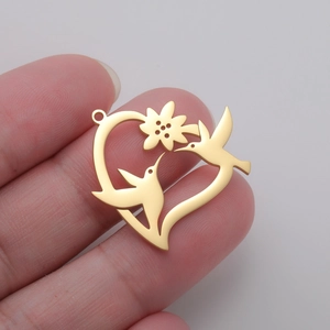 Pendentif cœur évidé doré avec deux colibris et une fleur en acier inoxydable poli