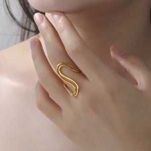 Anello aperto minimalista in acciaio inossidabile placcato oro 18K con design a onde