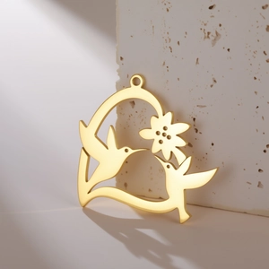 Pendentif en acier inoxydable doré avec deux colibris et fleur au design ajouré