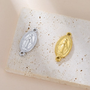 Macro-opname van religieuze St. Benedictus hangers in goud en zilver op natuursteen textuur