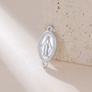 Detail van de zilveren ovale Maria hanger connector voor DIY sieraden maken