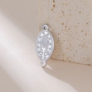Macro-opname van roestvrijstalen Wonderdadige Medaille voor religieuze DIY-sieraden