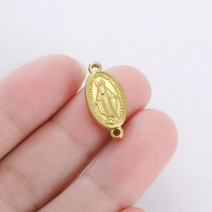 Macro-opname van een gouden Maagd Maria hanger voor het maken van gepersonaliseerde sieraden