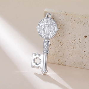 Macro-opname van zilveren RVS Sint-Benedictus hart sleutelhanger voor DIY sieraden