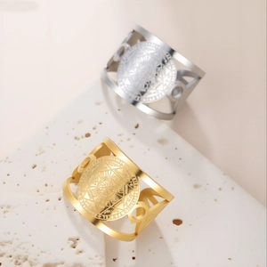 Open ring met zevenpuntige ster van roestvrij staal in goud en zilver op stenen decor