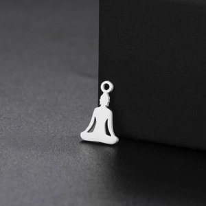 Dettaglio macro del ciondolo Buddha in acciaio inossidabile lucido per la creazione di gioielli
