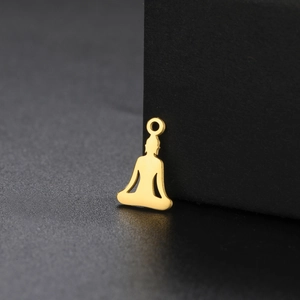 Dettaglio macro del ciondolo da meditazione dorato con silhouette lucida e anello