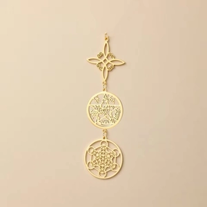 Dettaglio del ciondolo cubo dell'Arcangelo Metatron dorato con nodo celtico e geometria sacra