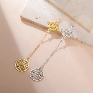 Ciondoli cubo di Metatron con nodo celtico in oro e argento su base di marmo bianco