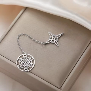 Dettaglio del ciondolo cubo di Metatron e nodo celtico in argento con finitura lucida