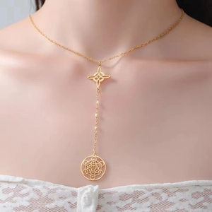 Elegante collana lariat dorata con cubo di Metatron e nodo celtico su modella