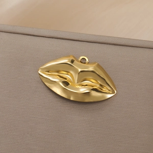 Makroaufnahme des goldenen Lippen-Anhängers aus Edelstahl für DIY-Schmuckherstellung