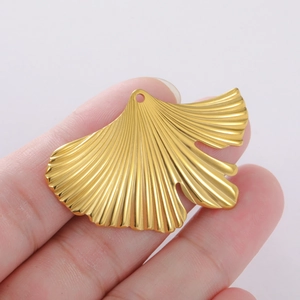 Detaillierte Nahaufnahme eines goldenen Ginkgo-Blatt-Anhängers mit feiner Rippenstruktur