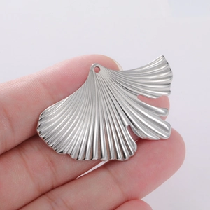 Makroaufnahme von Ginkgoblatt-Anhänger aus Edelstahl mit radialer Aderstruktur