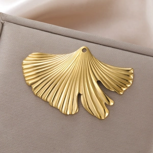 Detail eines goldenen Ginkgoblatt-Anhängers mit feiner Textur für DIY-Schmuck
