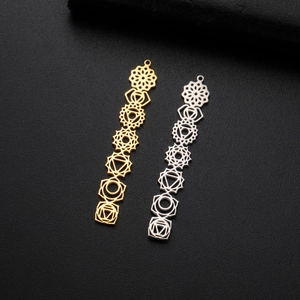 Pendentifs chakra verticaux or et argent ajourés sur une surface en cuir noir