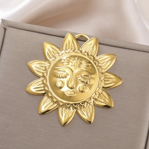 Makroaufnahme eines goldenen Sonnenanhängers im Vintage-Stil auf edlem Seidenhintergrund