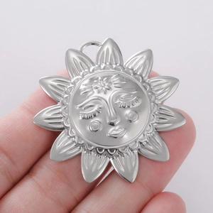 Detaillierte Makroansicht eines Sonnenanhängers aus Edelstahl für DIY-Schmuckstücke
