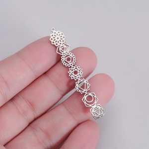 Détail du pendentif sept chakras en acier inoxydable argenté avec symboles verticaux