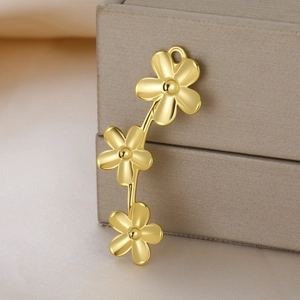 Élégant pendentif doré à trois fleurs sur boîte à bijoux, design floral minimaliste
