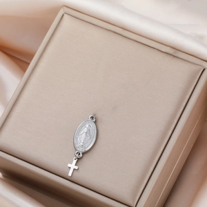 Pendentif Vierge Marie en acier inoxydable poli avec petite croix sur tissu de soie fine