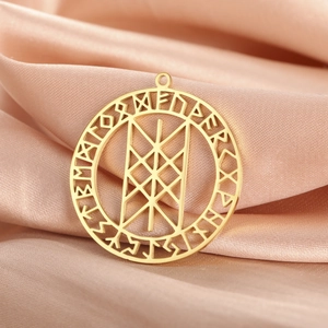 Gedetailleerde weergave van gouden rune-hanger op zijde voor DIY-sieraden maken
