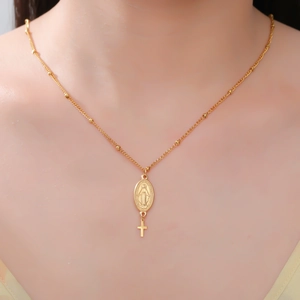 Collier en acier doré avec perles, médaille de la Vierge Marie et pendentif croix