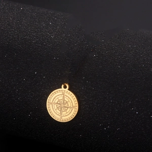 Goldener Edelstahl-Kompass-Anhänger mit detaillierten nautischen Koordinaten Gravur