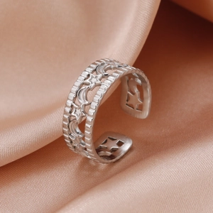 Anillo ajustable de acero inoxidable con diseño calado de estrellas y lunas