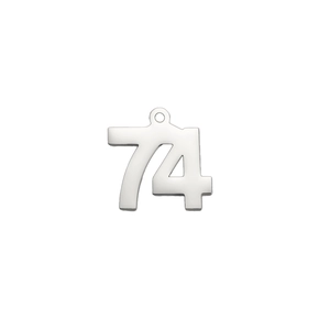 Detail eines silbernen Anhängers Nummer 74 mit polierter Oberfläche und Öse