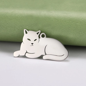 Colgante de gato lindo en acero inoxidable pulido para joyería artesanal y collares