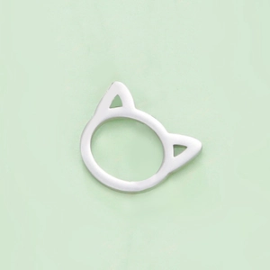 Vista detallada del anillo de orejas de gato plateado con diseño de metal hueco