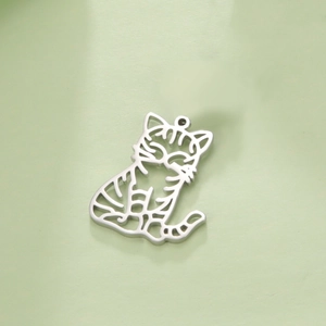Primer plano de colgante de gato hueco en acero inoxidable plateado con diseño de líneas