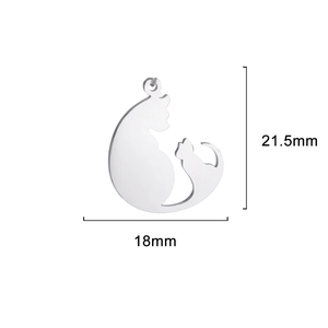 Detalle de colgantes de gato plateados con una altura de 21,5 mm y anchura de 18 mm