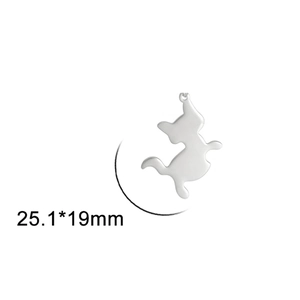 Vista detallada del tamaño del colgante de gato de acero inoxidable 25,1x19 mm