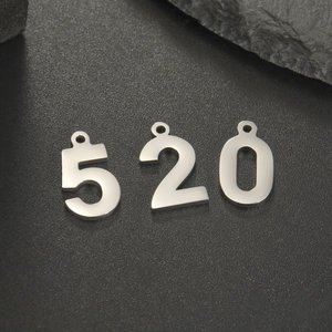 Polierte silberne Edelstahl-Zahlenanhänger 520 mit Aufhängeloch für DIY-Schmuckherstellung