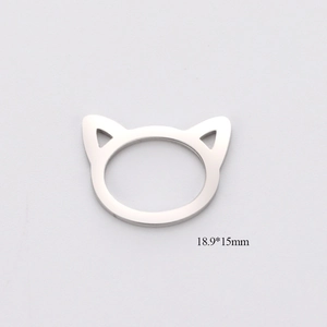 Vista detallada de colgante de orejas de gato plateado de 18,9x15 mm de tamaño